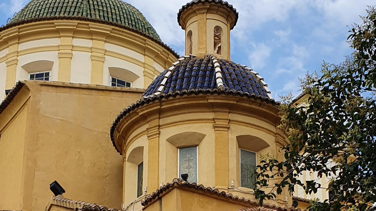 Las cubiertas de la iglesia están deterioradas.