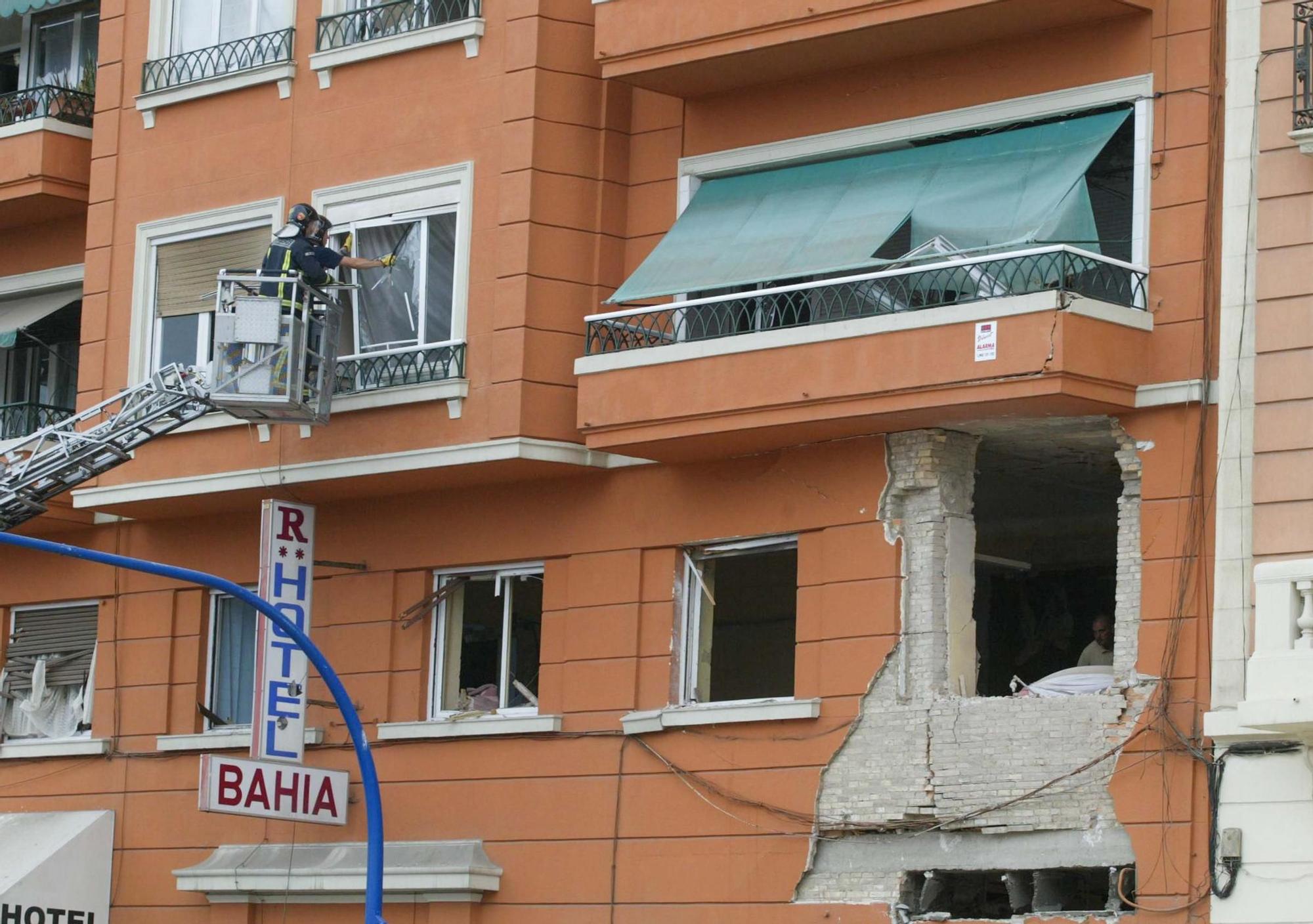 Estas son las fotos del hotel Bahia, uno de los dos atentados que cometió el etarra Asier Eceiza en 2003 en Alicante y Benidorm por los que ha sido condenado a a 182 años de carcel