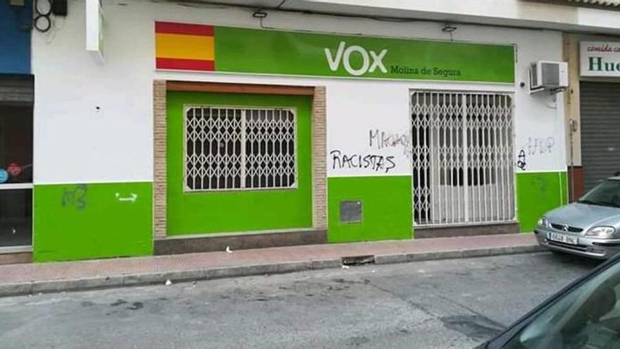 La sede de Vox en Molina, que todavía no está inaugurada, apareció ayer con pintadas en su fachada.