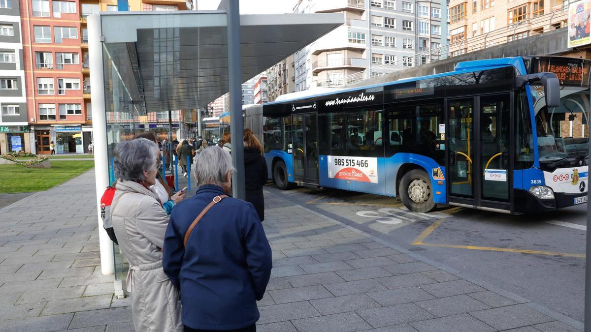 Viajeros en la parada de autobús de Las Meanas.