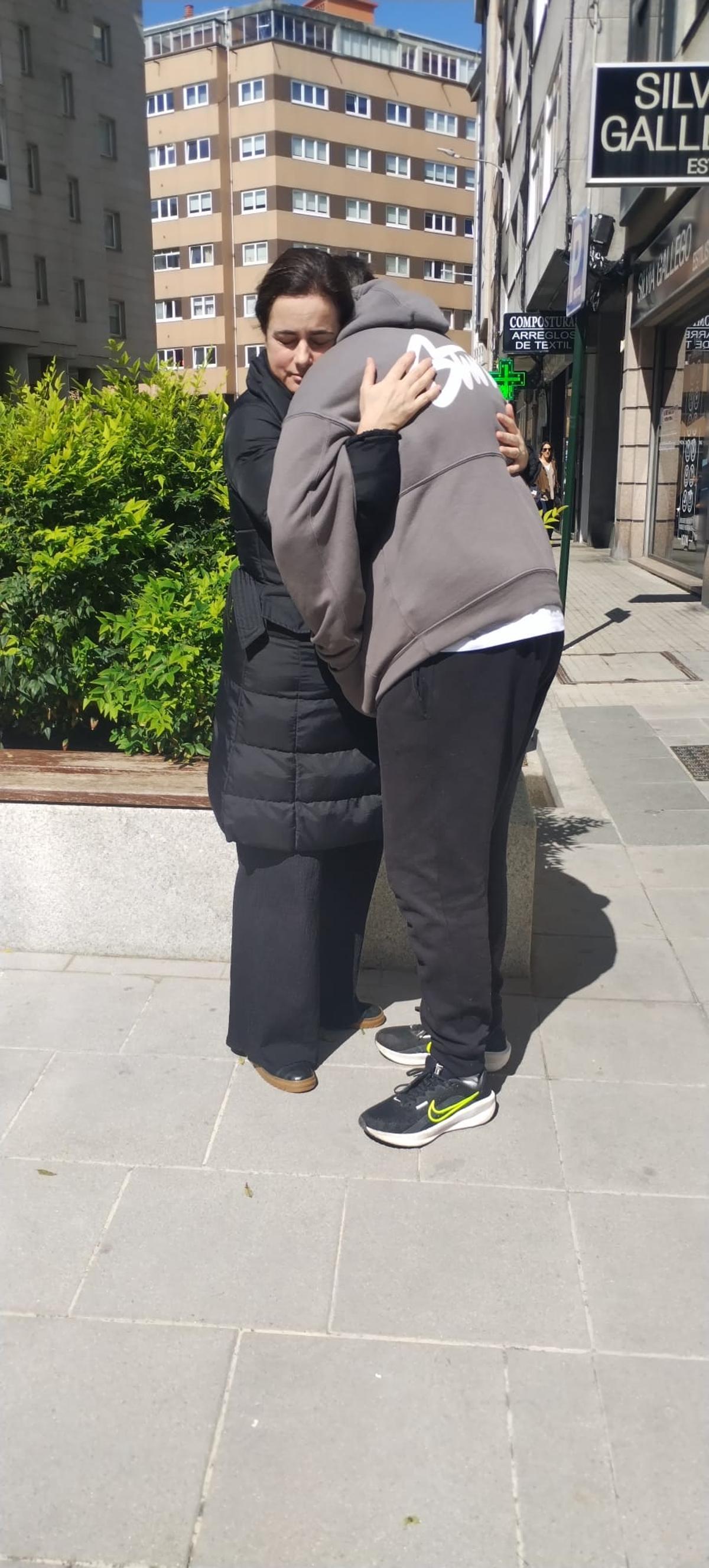 La coruñesa Carmen María Villar, abrazando a su hijo.
