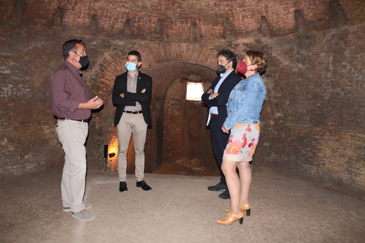 El alto cargo autonómico ha conocido el resultado de la rehabilitación del que es el primer edificio reformado de la emblemática manufactura.