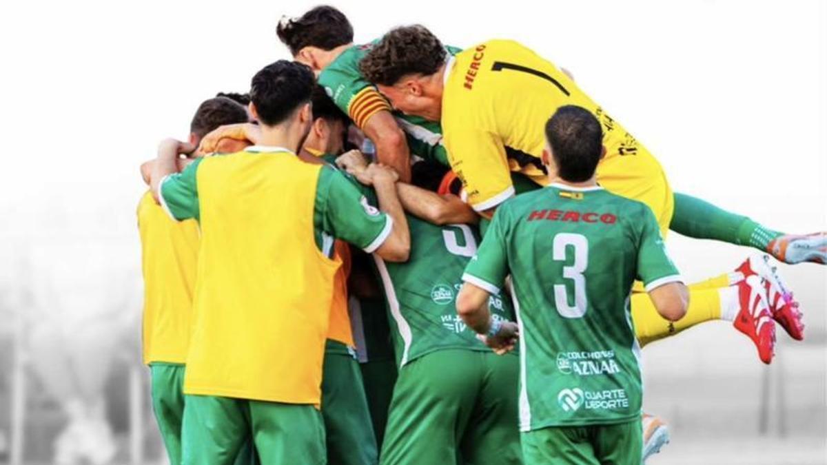 Los jugadores del Cuarte celebran un triunfo esta temporada.