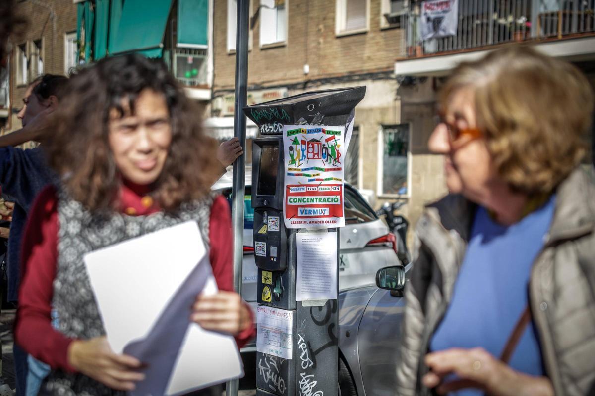 Concentración de los futuros vecinos de un bloque de viviendas de alquiler asequible pendientes de construir sobre un jardín de La Bordeta