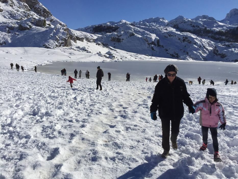 Los lagos de Covadonga nevados, atractivo en el puente de diciembre