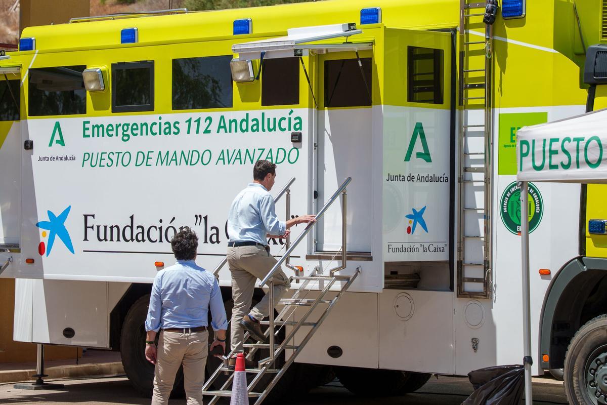 El presidente de la Junta de Andalucía, Juanma Moreno, en el puesto de mando avanzado que se ha instalado en el parque de bomberos de Turre para coordinar las labores de extinción y protección derivadas del incendio, a 10 de julio de 2026, en Los Gallardos, Almería, Andalucía (España). El incendio forestal declarado este jueves, 9 de julio, en la localidad almeriense de Los Gallardos deja once fallecidos y ocho heridos, cuatro de ellos graves, según la última actualización que señala que siguen trabajando para analizar si puede haber más víctimas ya que por el momento hay 19 desaparecidos. Además unos 200 efectivos de la Unidad Militar de Emergencias (UME) se han desplegado en torno al incendio forestal el cual presenta una evolución "desfavorable". 10 JULIO 2026 Francisco J. Olmo / Europa Press 10/07/2026. Juanma Moreno;Francisco J. Olmo