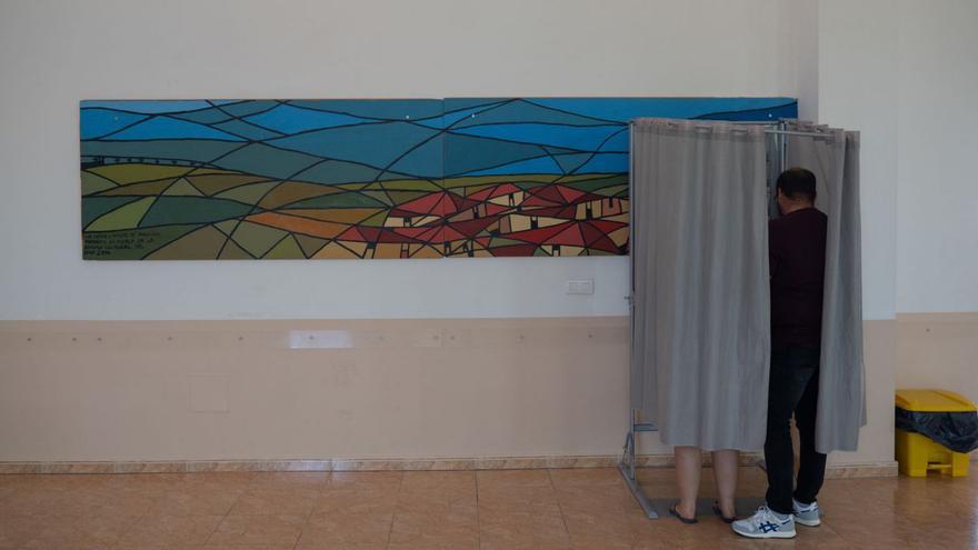 Dos electores seleccionan las papeletas para votar en el colegio electoral de Andavías. | Emilio Fraile