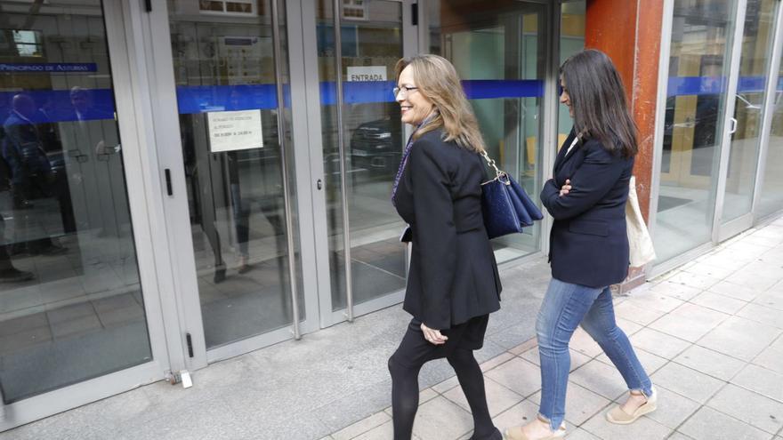 Las exalcaldesas de Castrillón Ángela Vallina y Yasmina Triguero, ayer, a la entrada de los Juzgados de Avilés.