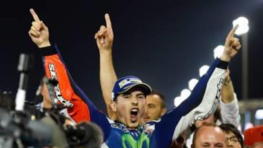 Jorge Lorenzo celebra su triunfo en Catar.