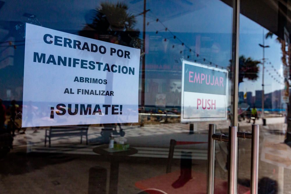 Más de 500 personas se manifiestan en Benidorm contra la decisión del cierre del ocio nocturno.