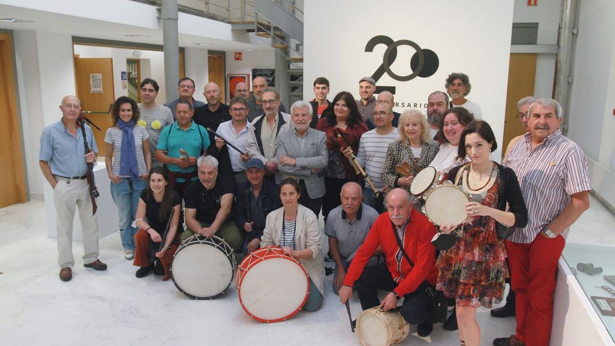 Instrumentos tradicionais que nacen das mans dos alumnos | IÑAKI OSORIO