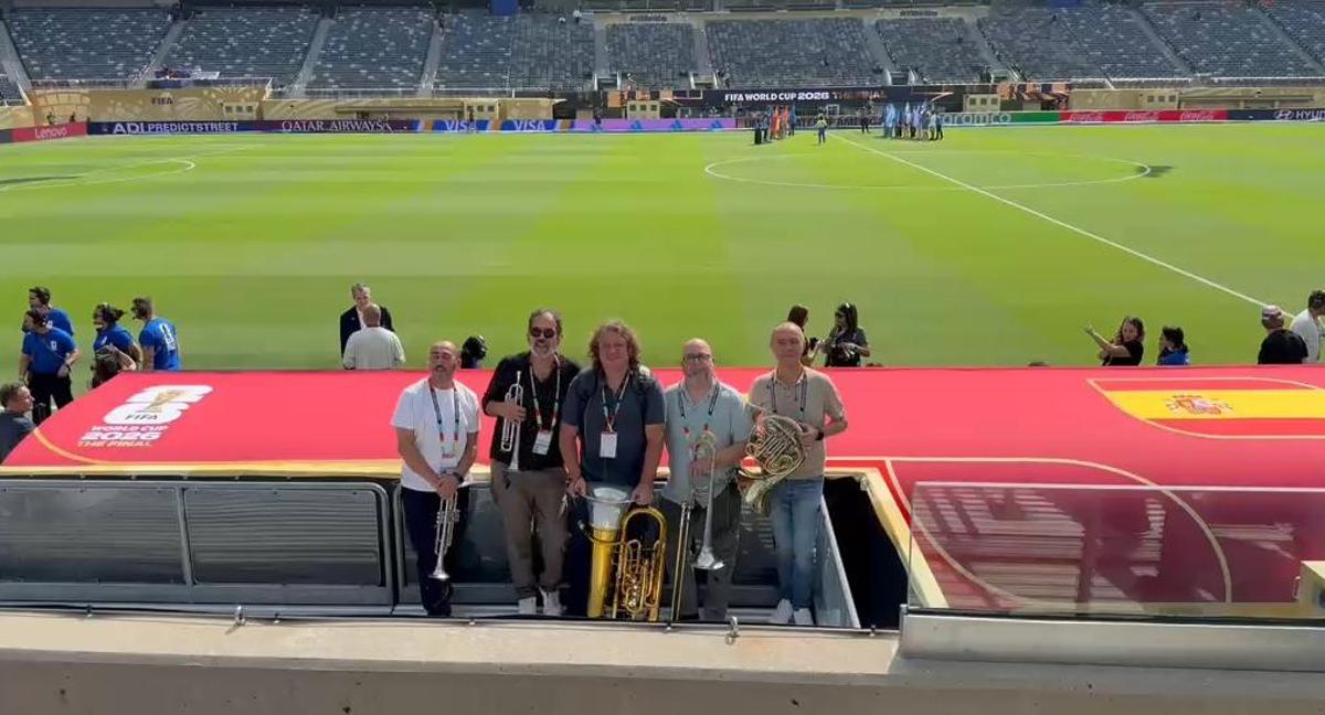Los cinco integrantes del quinteto Spanish Brass en el MetLife Stadium de Nueva Jersey