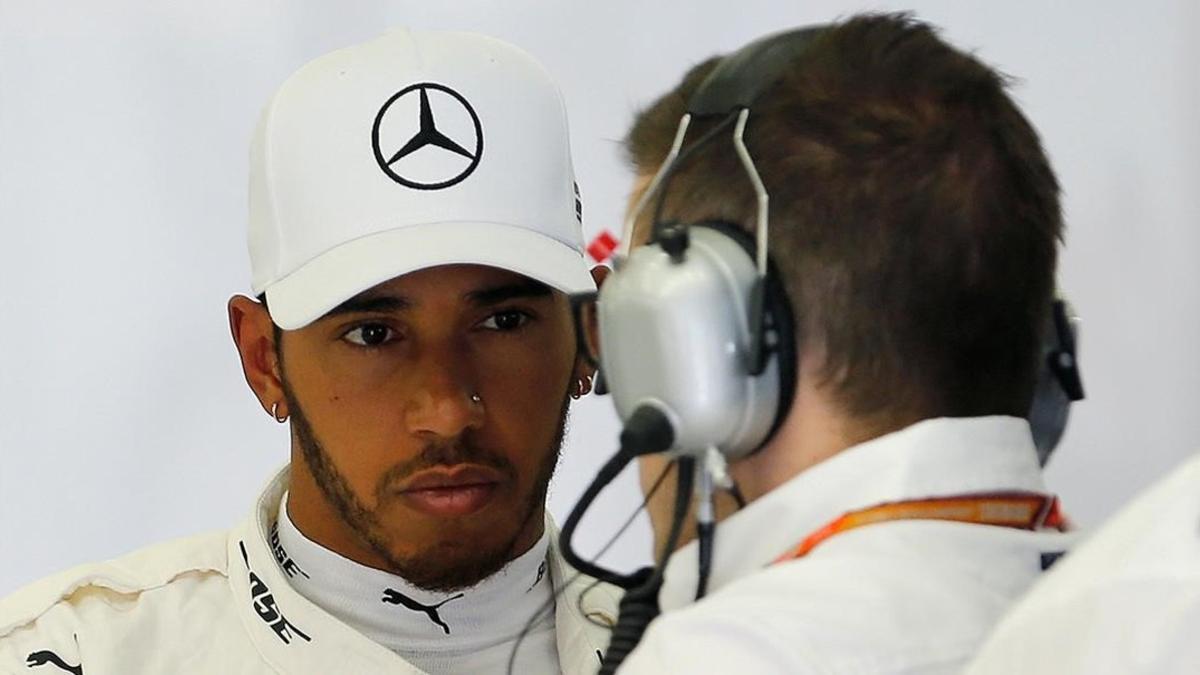 Lewis Hamilton, en el box de Mercedes en Baréin.