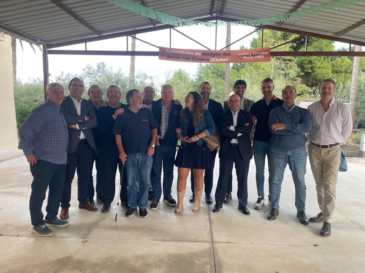 La tradicional, y relajada, foto de familia de Amigos del Arroz con Costra de Elche con sus invitados