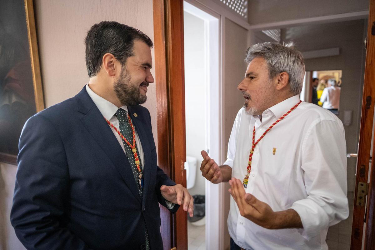 David Hernández (derecha) conversa con el alcalde de Puerto de la Cruz, Leopoldo Afonso.