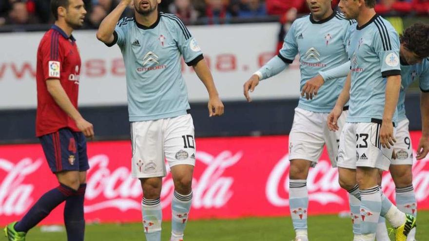 Nolito, Augusto Fernández y Michael Krohn-Dehli, durante un partido de Liga contra Osasuna en El Sadar. // LOF