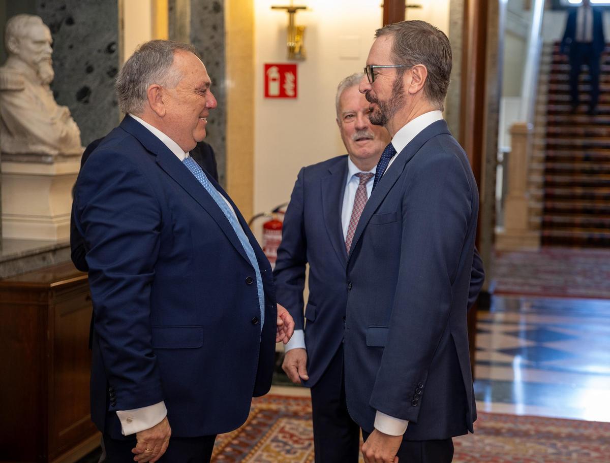 O alcalde da Laracha, á esquerda, no acto celebrado no Senado.