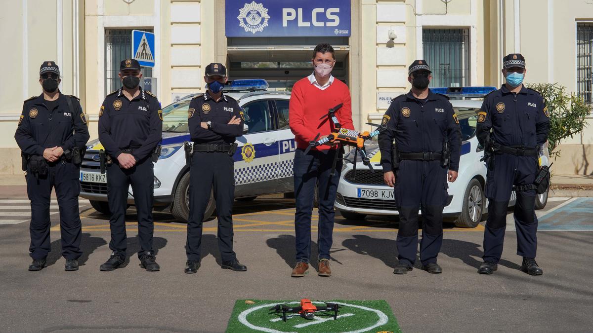 El edil David Donate, junto a los representantes policiales, durante la presentación de los nuevos drones.