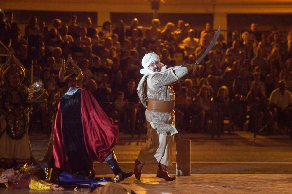 Las embajadas recrean la lucha entre los bandos de la cruz y la media luna para hacerse con el control de Elche