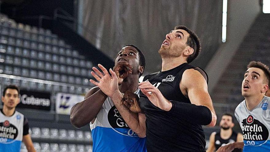 Joseph espera el balón junto a un rival, ayer en Palencia.