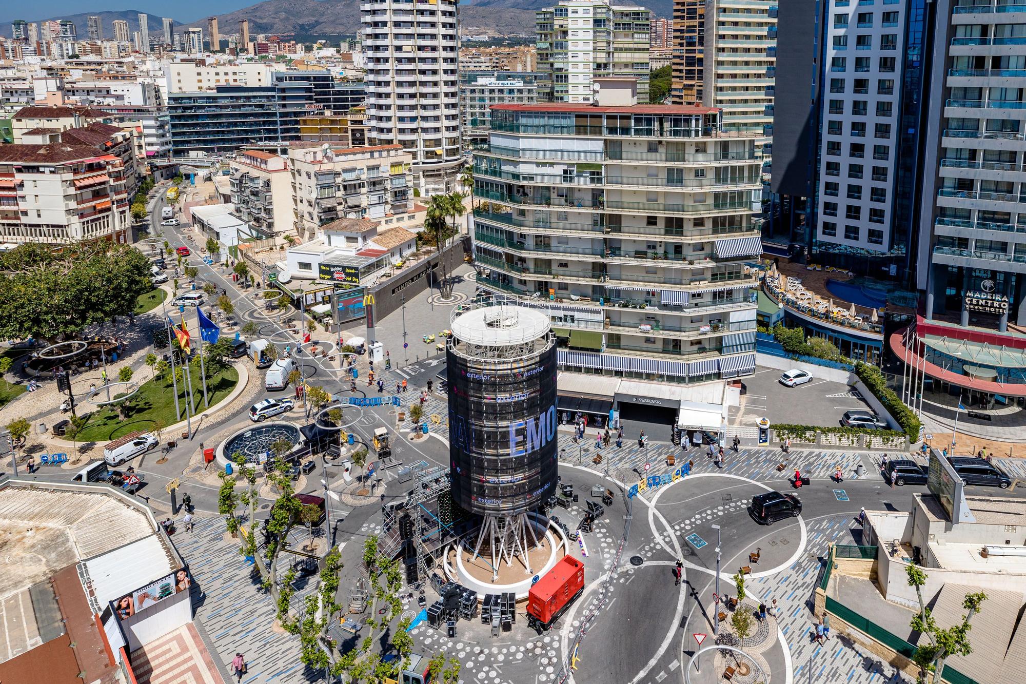 Benidorm inicia el montaje para la final de Eurovisión.  La plaza de La Hispanidad será el escenario de la "Pre Party" con tres pantallas gigantes y un escenario para las actuaciones previas a la gala en Turín | El "tecnohito", uno de los protagonistas del evento