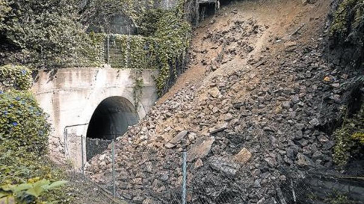 Toneladas de piedras y arena yacen sobre las vías a la altura de la parada del Parc de Montjuïc, ayer.