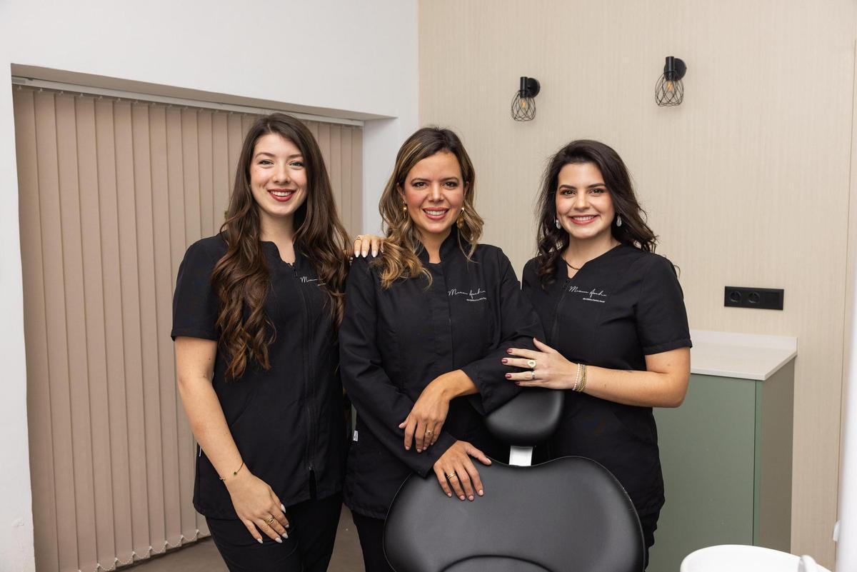 La doctora Mariana Arocha, en el centro, junto a otras dos profesionales de la clínica