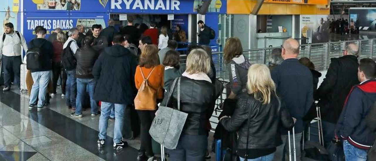 Pasajeros, en abril de 2018 en el aeropuerto de Oporto durante la huelga de tripulantes de Ryanair. // Efe