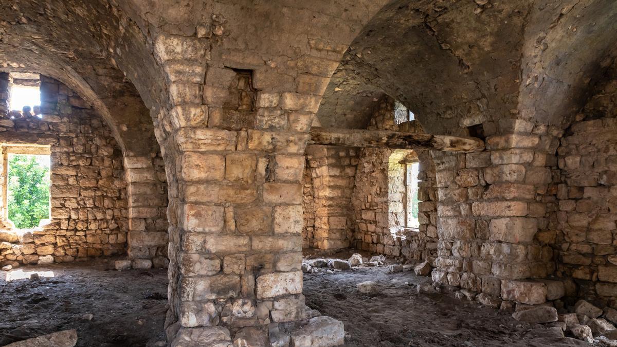 Descubren un pueblo medieval bajo una antigua abadía en Francia