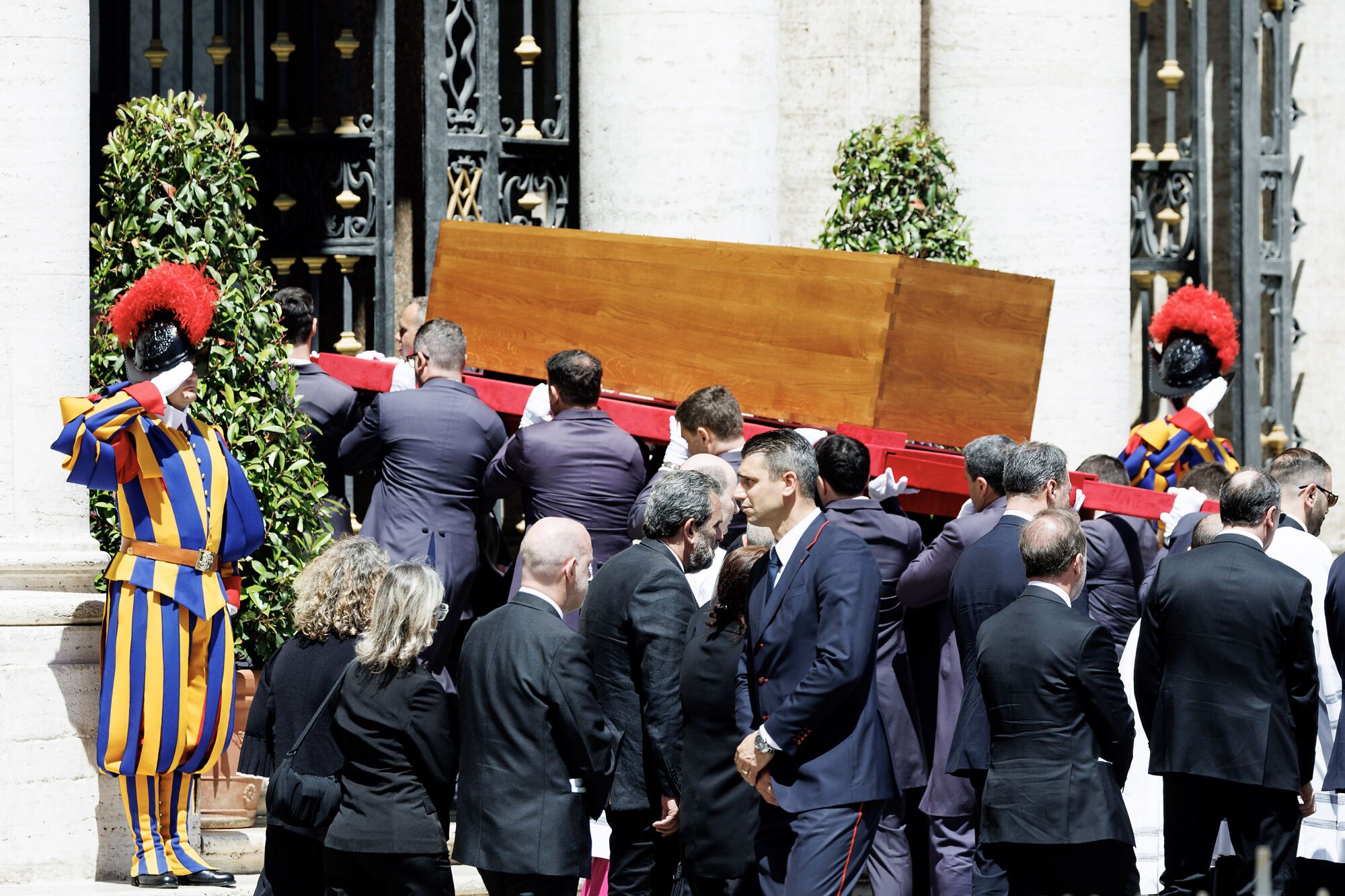 Il feretro di Papa Francesco arriva nella Basilica di Santa Maria Maggiore, Roma, Sabato, 26 Aprile 2025 (Foto Roberto Monaldo / LaPresse) Pope Francis' coffin arrives at the Basilica of Santa Maria Maggiore, Rome, Saturday Apr. 26, 2025 (Photo by Roberto Monaldo / LaPresse)