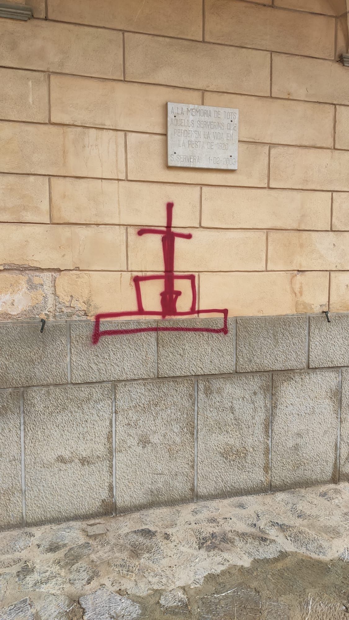 Pintada en el ayuntamiento de Son Servera por la retirada de la Cruz de los Caídos