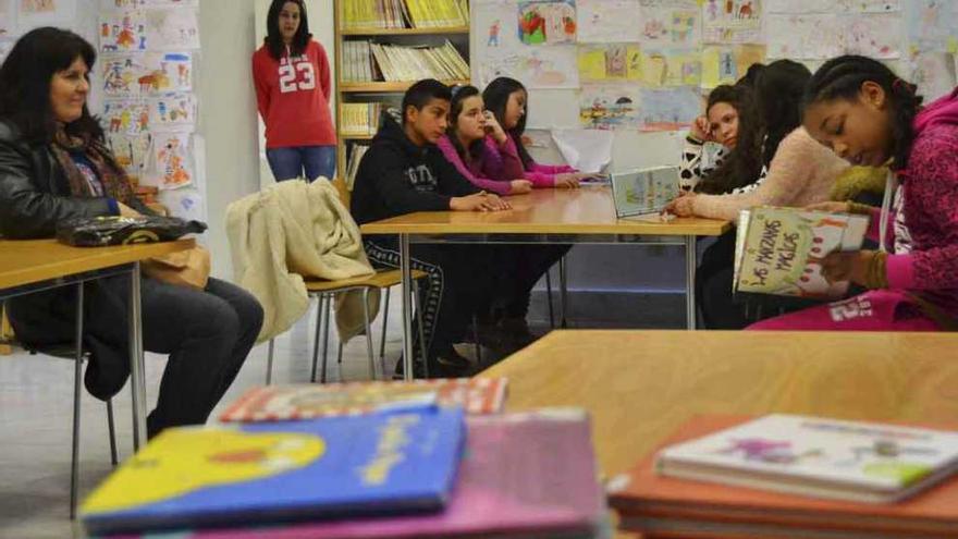 Una niña lee su relato en la sala infantil de la biblioteca municipal, ayer por la mañana.