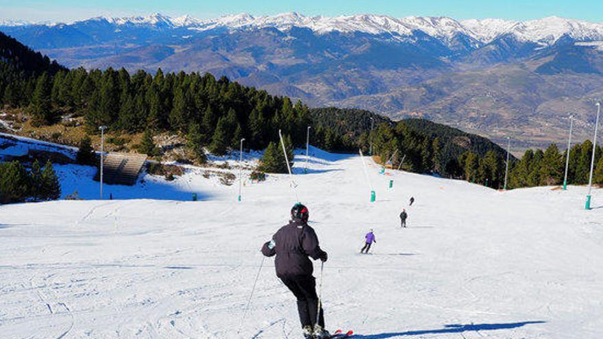 Diversos esquiadors a l&#039;estació d&#039;esquí gironina Masella