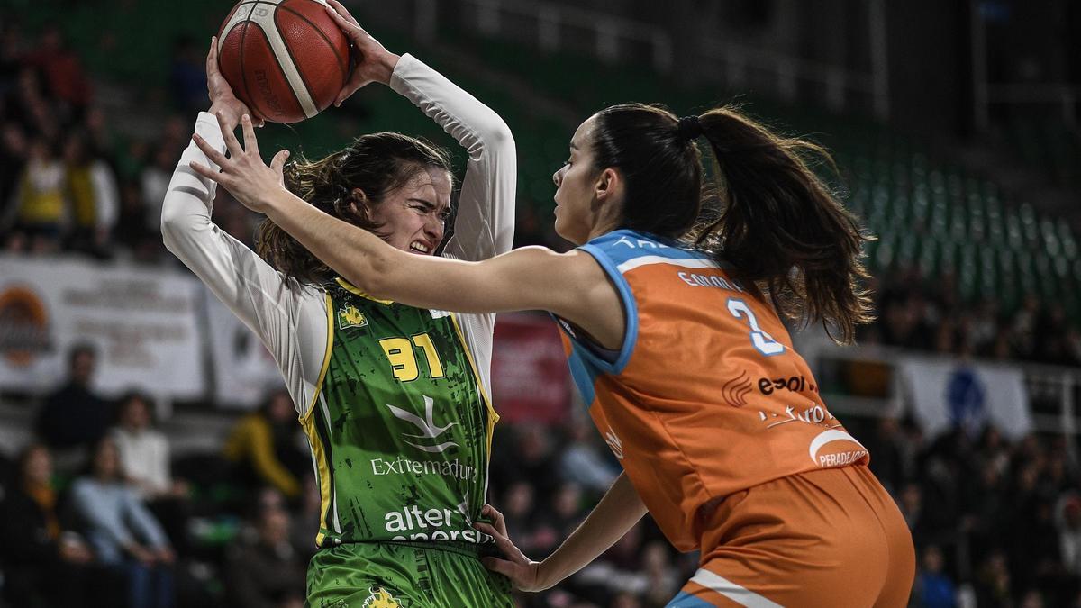 Celia García intenta zafarse de la defensa de una jugadora del Mataró.