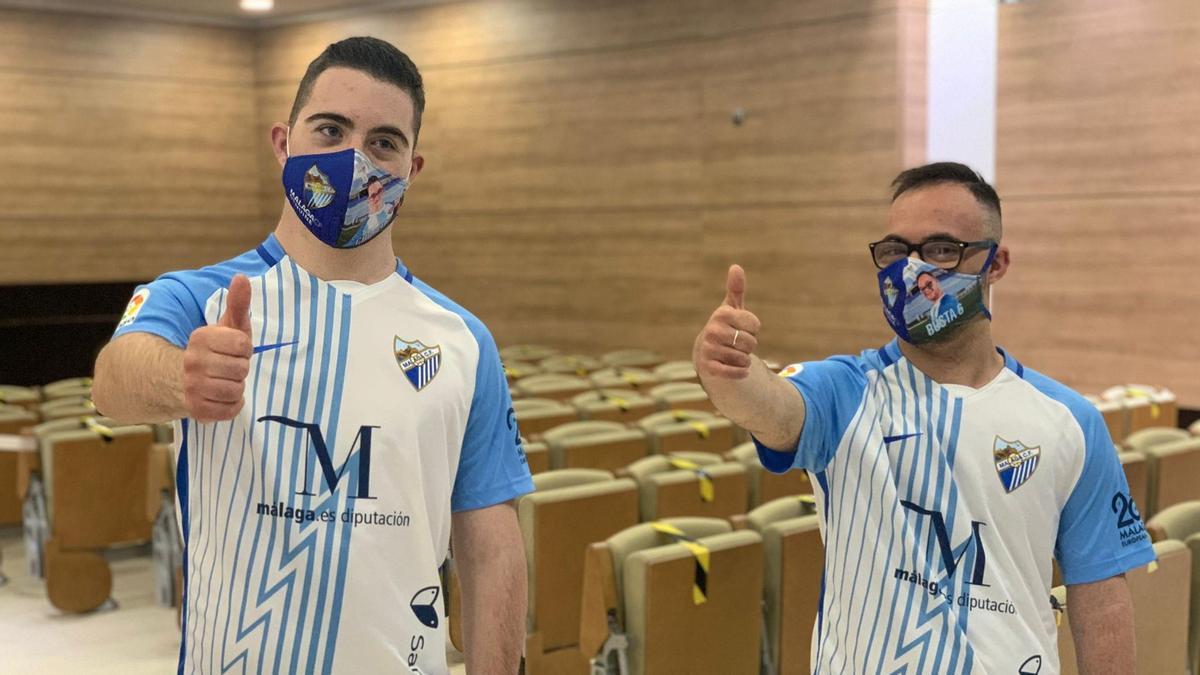 Carlos García y Busta con la camiseta del Málaga.