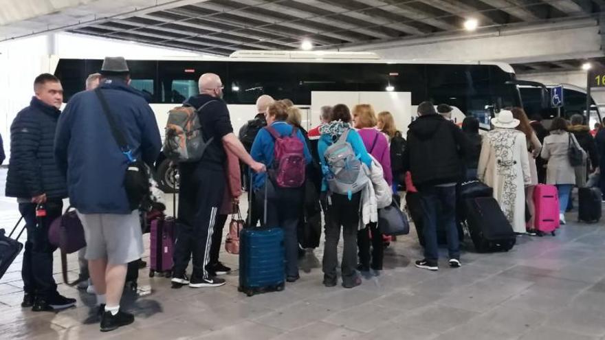 El aeropuerto de Alicante-Elche traslada a Murcia a los viajeros que debían salir hoy desde la provincia.