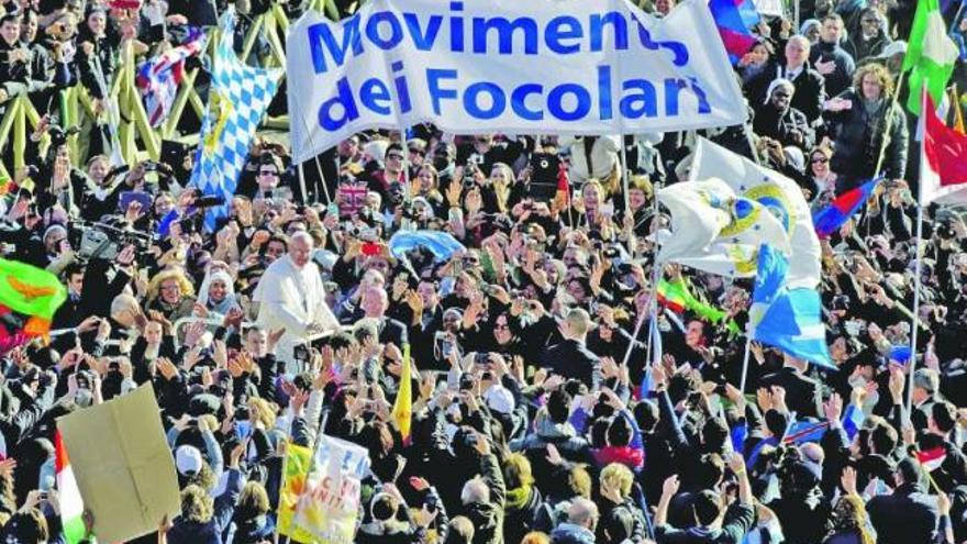 Pancarta del movimiento Focolar, exhibida ayer en la plaza San Pedro. / Efe