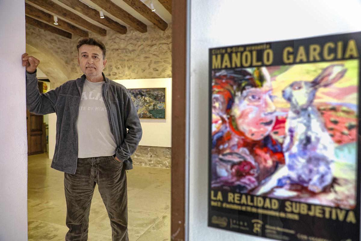El célebre músico, Manolo García, exhibe sus pinturas por primera vez en Mallorca.