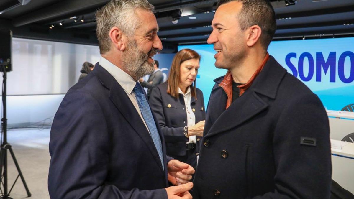 Carlos Gil y Vicent Mompó, este lunes en la calle Génova.