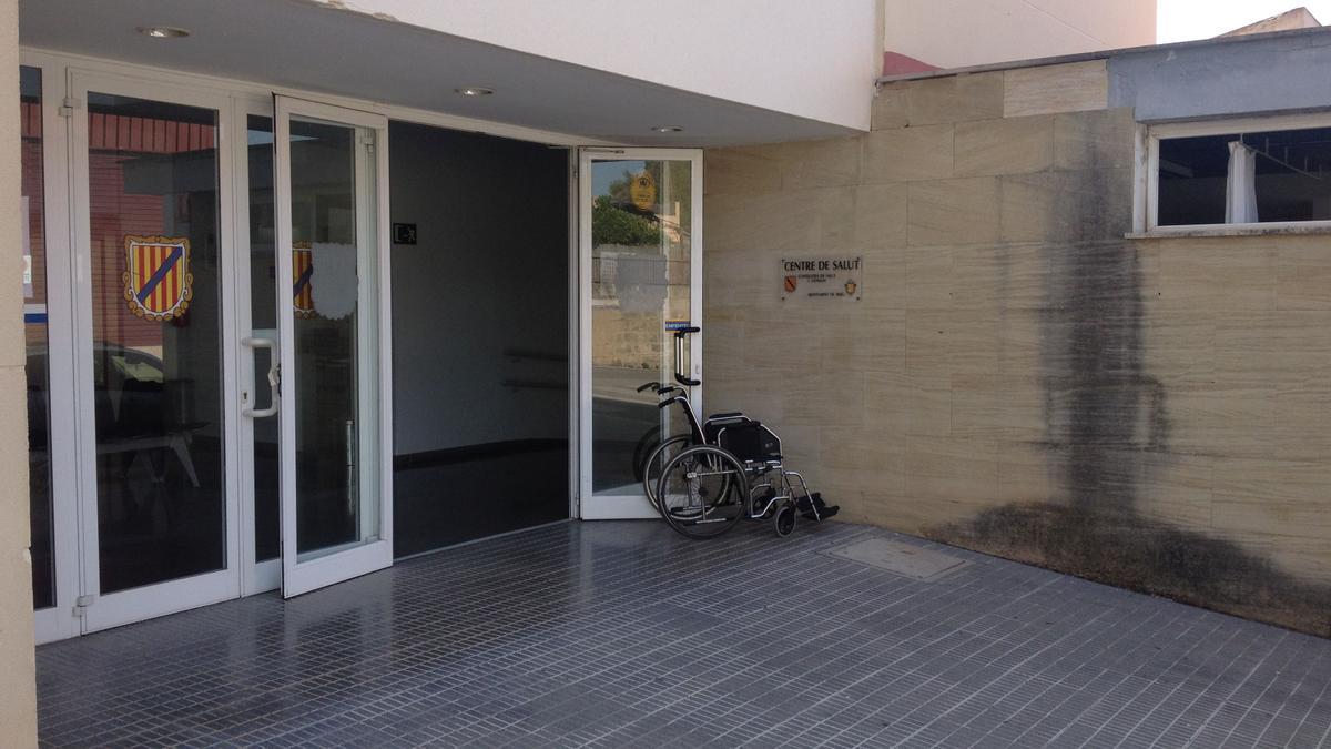 Entrada del centro de salud de Sineu, uno de los edificios que podrían albergar placas solares.