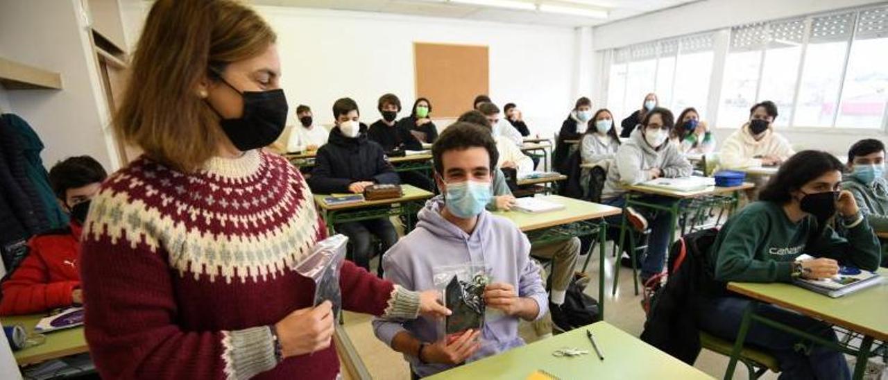 Reparto de mascarilla ayer entre alumnos en una de las aulas del IES Sánchez Cantón de Pontevedra. |  // GUSTAVO SANTOS