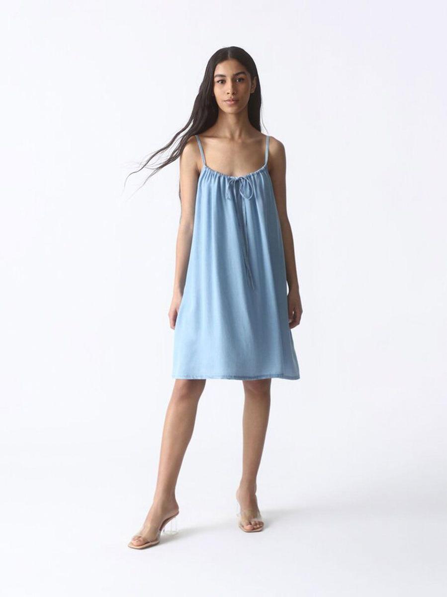 Vestido de tirantes fluido de Lefties (precio: 3,99 euros)