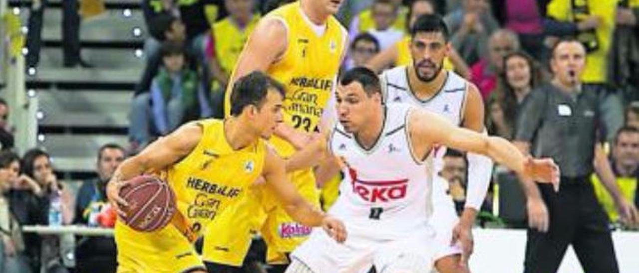 Pangos intenta superar la defensa de Maciulis.