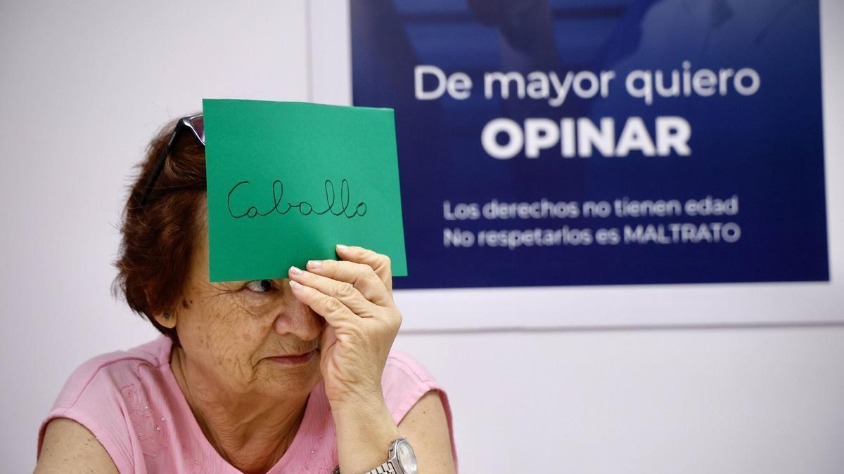 Rafi Prieto, en uno de los juegos organizados en el taller celebrado por Cruz Roja Córdoba.