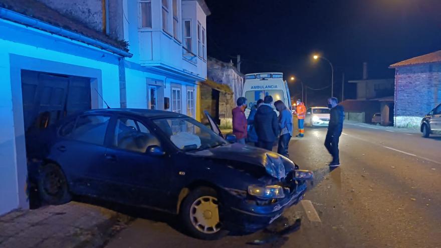 Un accidente en Prado causa destrozos en una vivienda y lesiones a una conductora