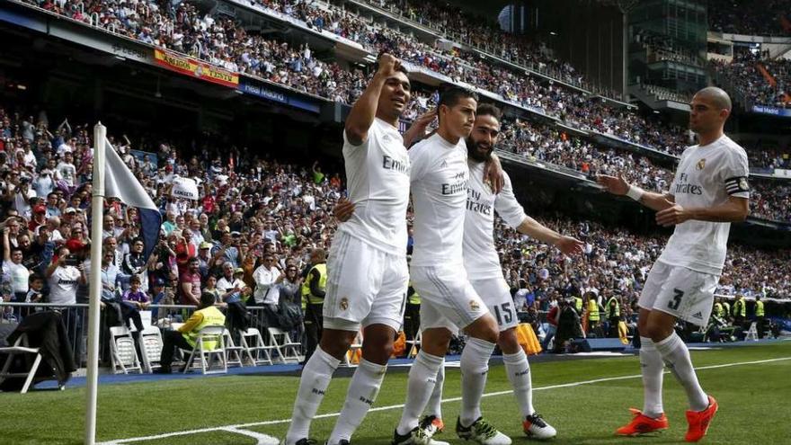 Casemiro, James, Carvajal y Pepe festejan el primer tanto del Real Madrid. // Efe