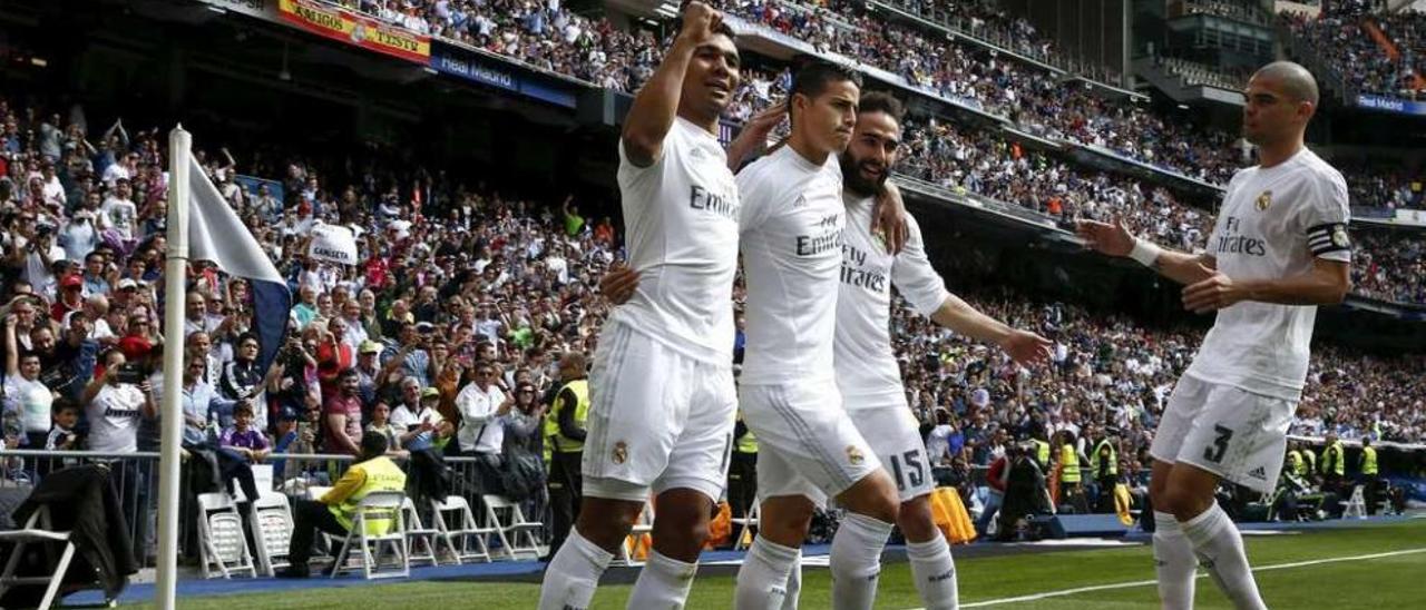 Casemiro, James, Carvajal y Pepe festejan el primer tanto del Real Madrid. // Efe