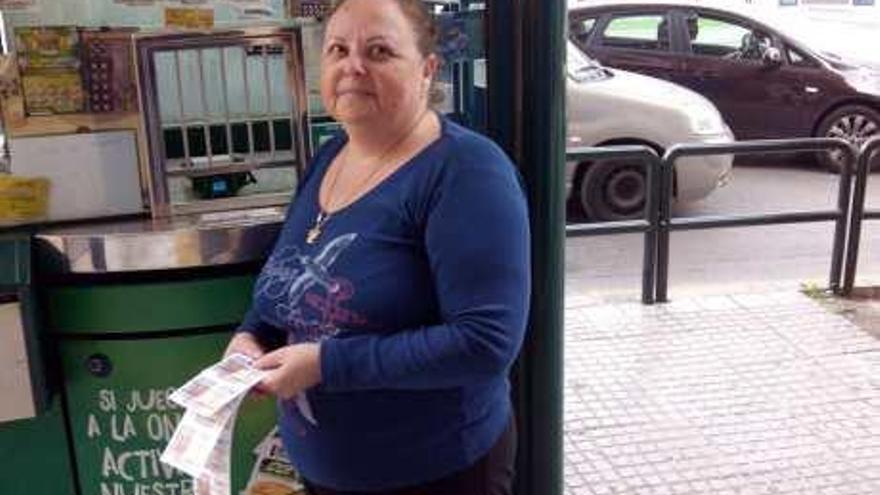 María Ángeles García, ayer en su puesto de venta.