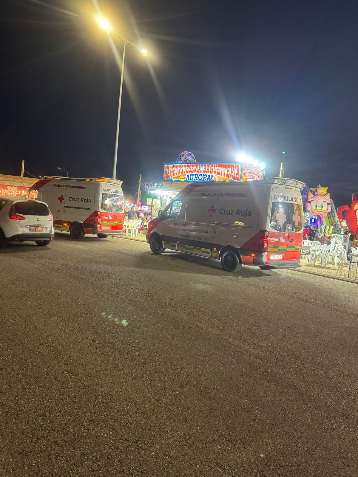 Ambulancias de Cruz Roja en el recinto ferial de Badajoz.