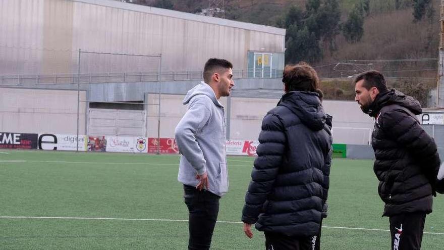 Sergio Ríos, a la izquierda, despidiéndose del cuerpo técnico azulgrana el pasado miércoles.